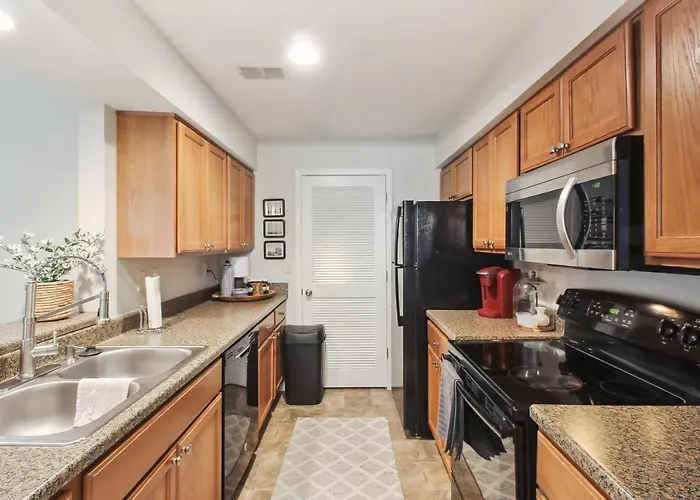 Overland Park Condo, Close To Lakes & Parks!