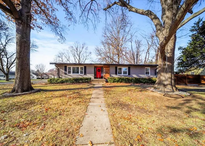 3Br Overland Park Home With Patio And Waterfall Pond