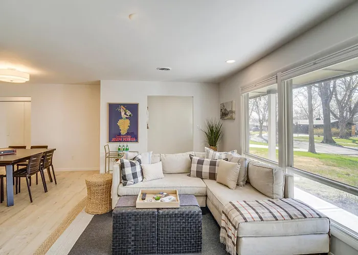 Overland Park Home Near Dtwn W/ Easy Hwy Access